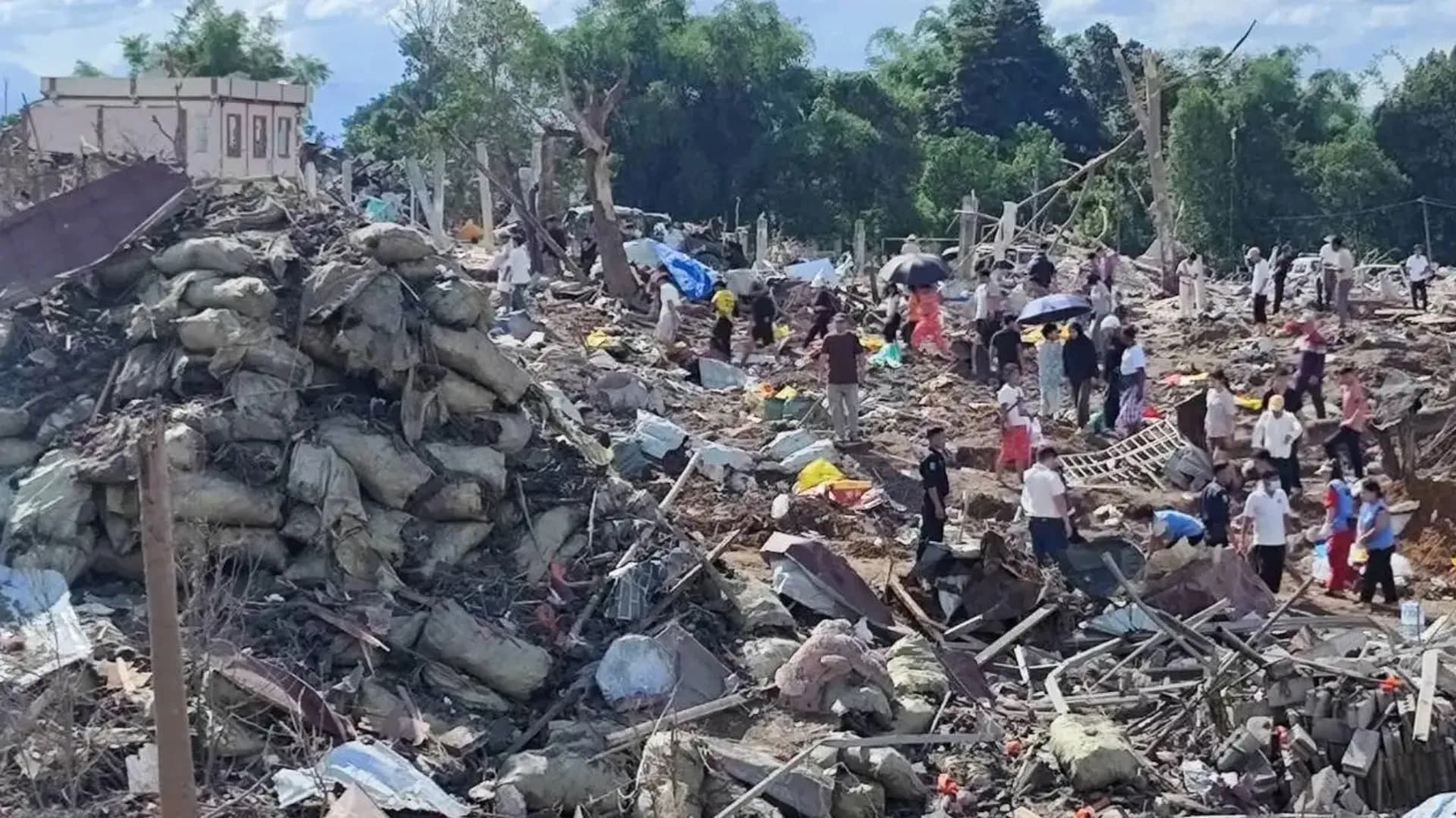 /VIDEO/ Explozie într-un depozit din Myanmar: Cel puțin 55 de persoane ucise și un cartier făcut una cu pământul